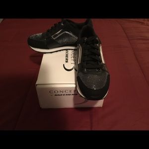Women’s Skechers size 8.5 Black in new condition. Nice shoes.